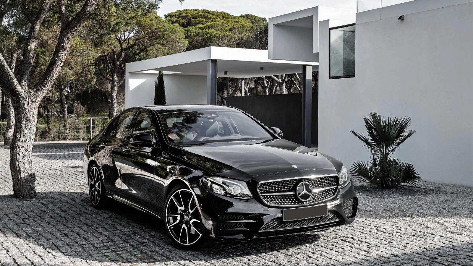 Chauffeur vs Taxi: Which Is Better for Business Travel?